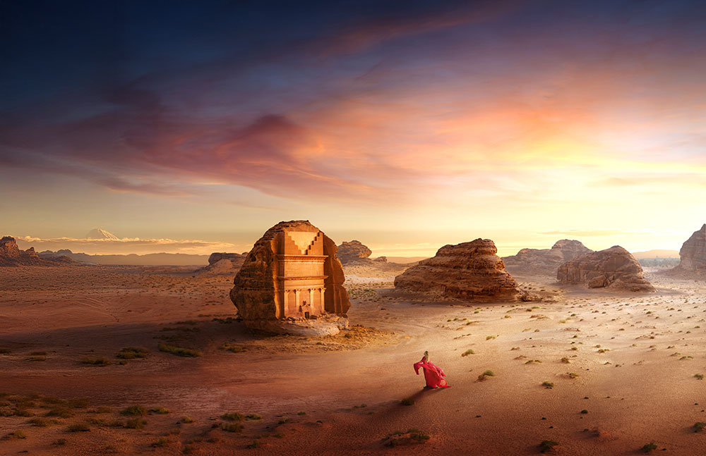 Femme marchant dans le désert d'AlUla, photo magique